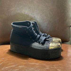 Gold-plated Jeffrey Campbell sneakers 👟 😍